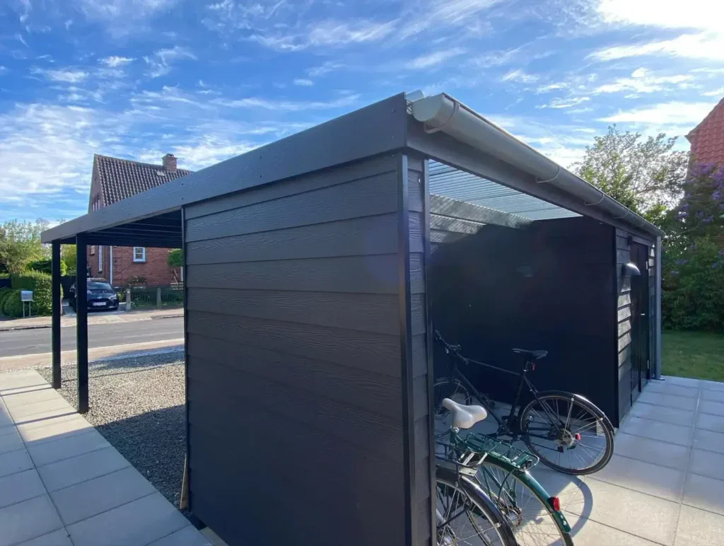 Cykelskur i sort træ til opbevaring af cykler, moderne design.