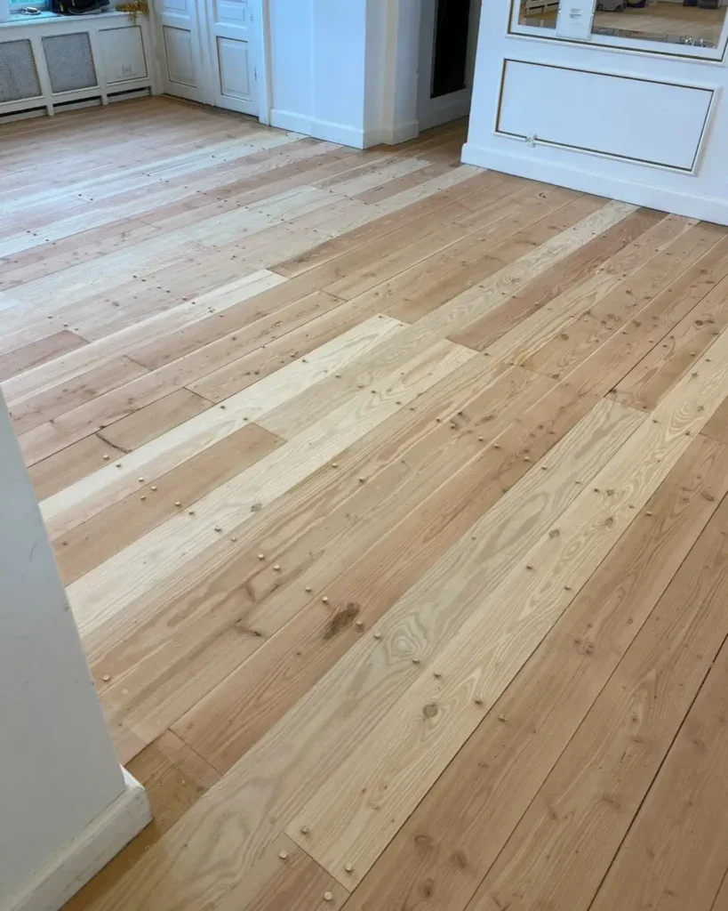 Smukt nyt trægulv i køkkenet med naturlige træsorter og finish.