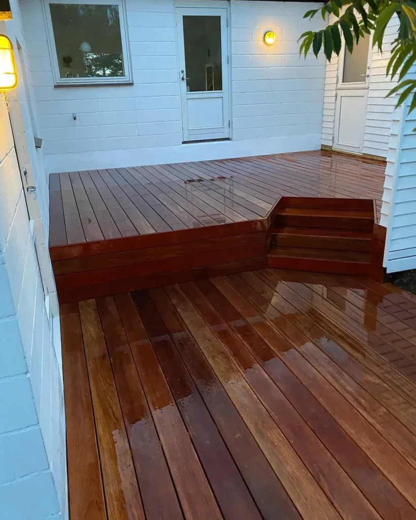 Udendørs træterrasse med trappetrin, glat overflade og høj kvalitet.