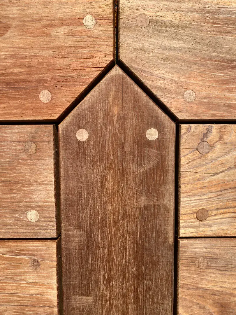 Træterrasse i naturmateriale med synlige træfibre og skruer, perfekt til udendørs brug.