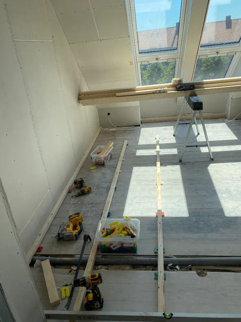 Tagvindue under installation i nyrenoveret værelse.