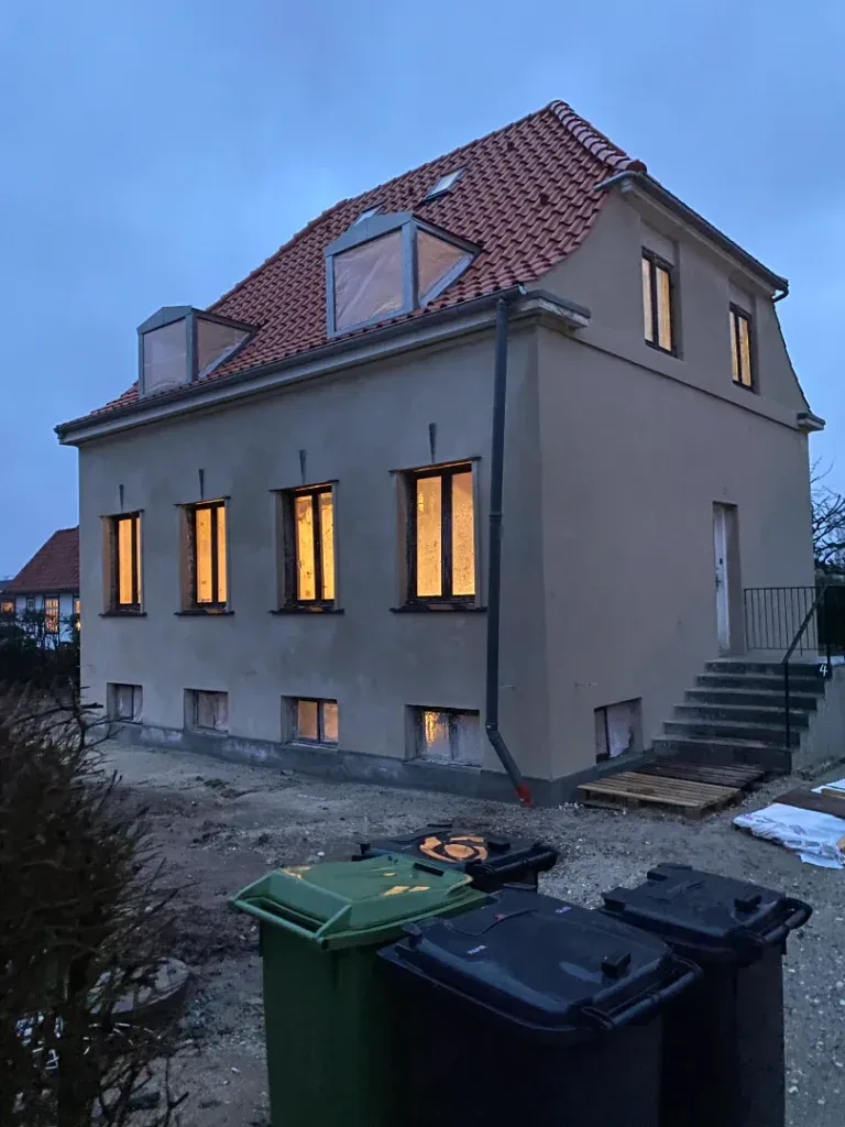 Nyrenoveret hus med nye vinduer og tag, udført af De Fries Tømrer & Snedker ApS.